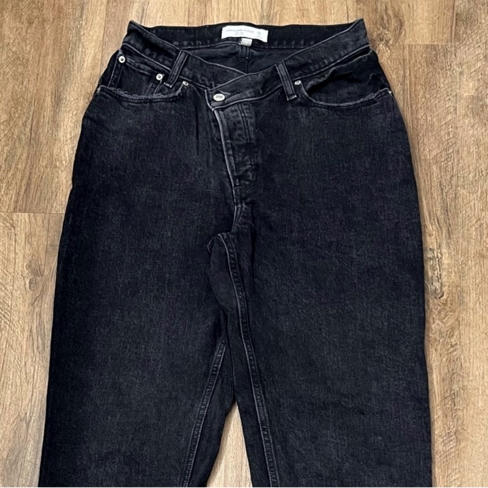 Abercrombie & Fitch Curve Love High Rise Dad Criss Cross Jeans in Black - Picture 6 of 12